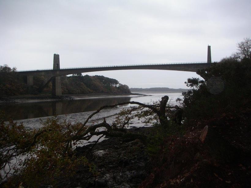 Le Pont du Bonhomme et &agrave; l'arri&egrave;re du tablier actuel, les piles de l'ancien pont suspendu.