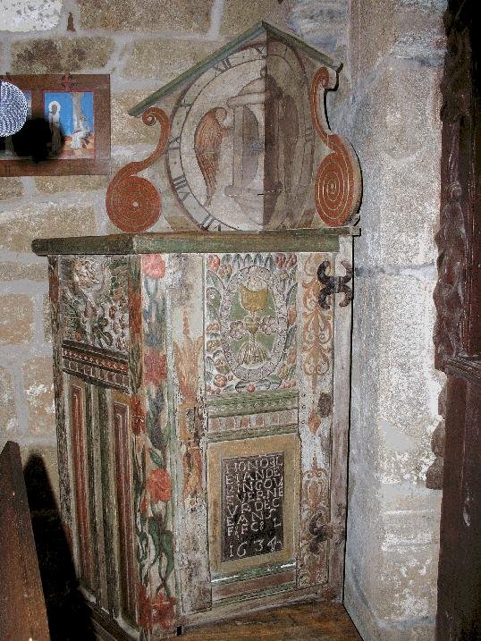 Chaire polychrome de la Chapelle Notre Dame de Port-Blanc. Noter que le dessin de l'horloge indique deux fois XII heures mais pas XI heures!