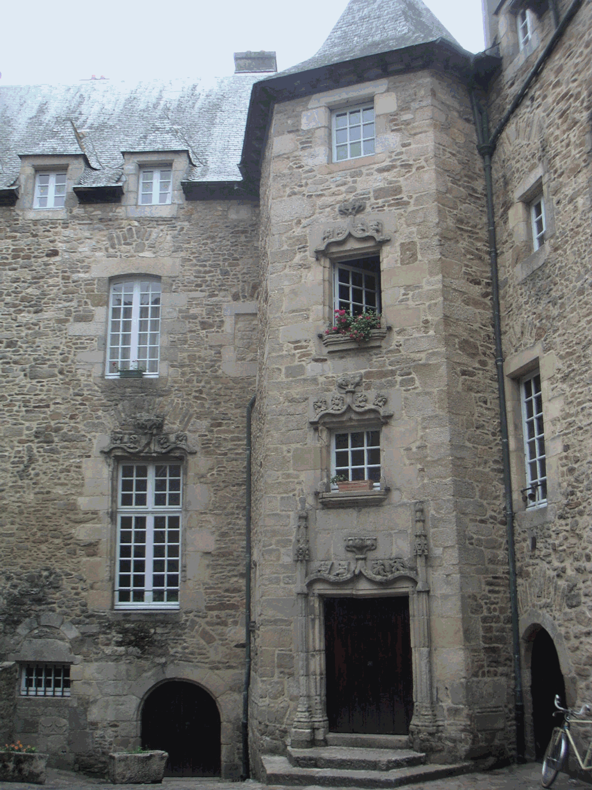 Fa�ade int�rieure du manoir de Beaumanoir