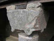 Pilier central de l'avanc�e, base octogonale