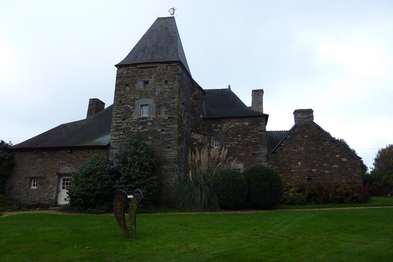 L'arri�re du manoir avec sa tour carr�e et la petite tour ronde qui abrite les "petits coins"