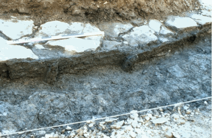 Fig.5�: All�e dall�e � coffrage de planches et piquets, ceinturant le cimeti�re