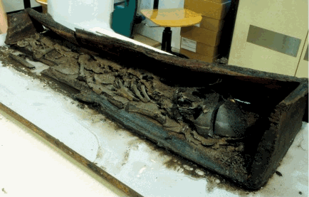 Fig.9�: Cercueil de la tombe T.69 et d�funt sous linceul de cuir